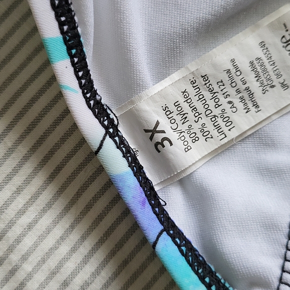 Bikini top , in excellent condition .  Watercolor floral pattern. - Picture 3 of 4